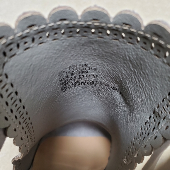 JustFab Gray Sandals - Picture 5 of 6